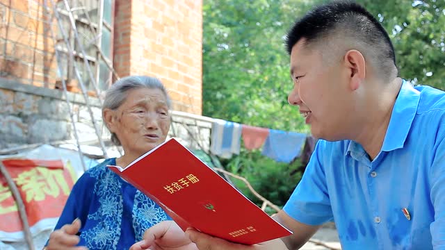 三等獎:《愛國村的領(lǐng)路人》報送單位:銀屏鎮(zhèn)